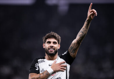 Corinthians bate Internacional com hat trick de Yuri Alberto