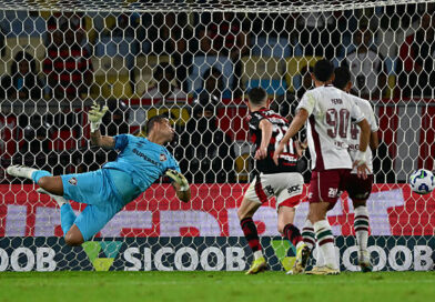 Fluminense vence Fortaleza e goleiro Fábio bate recorde mundial   