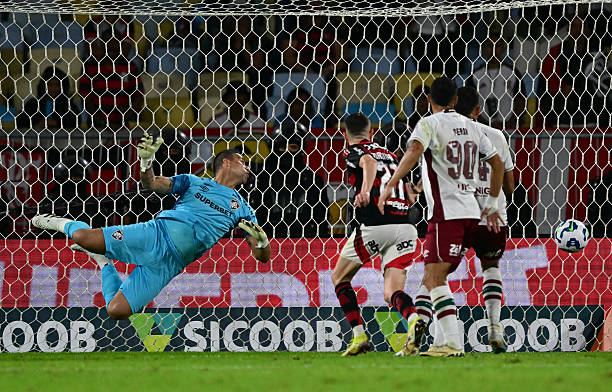 Fluminense vence Fortaleza e goleiro Fábio bate recorde mundial   